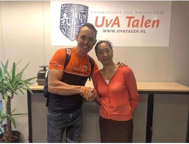 Hindbiker Tim volgt Japanse les bij UvA Talen